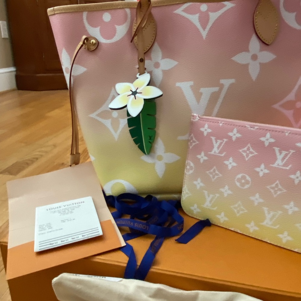 Louis Vuitton By the Pool Nevefull